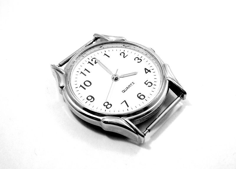 800px-Quartz_watch_ubt_EXP_123